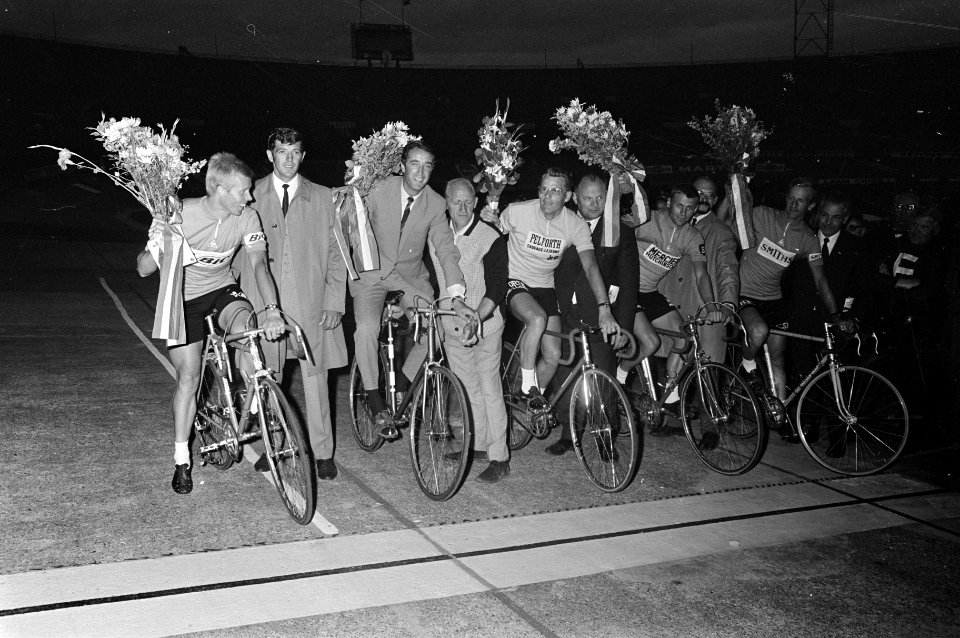 Huldiging Jan Janssen in OS Amsterdam. Op de fiets A. den Hertog , Geldermaas, J, Bestanddeelnr 921-5365