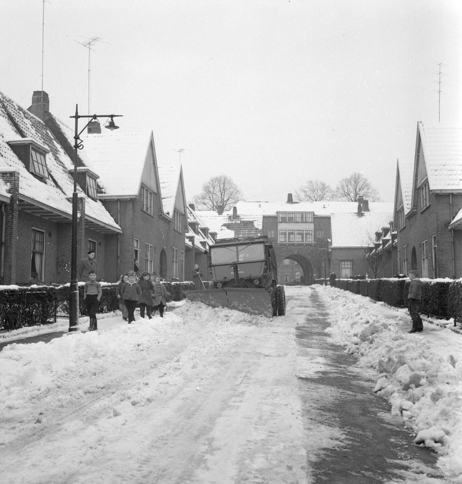 Huizen, straatbeelden, sneeuw, mensen, sneeuwschuivers, Bestanddeelnr 251-9284
