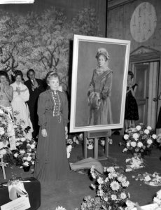 Huldiging Ida Wasserman en Bob van Leersum . Ida Wasserman bij schilderij, Bestanddeelnr 913-1973