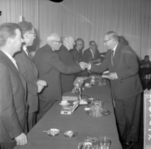 Huldiging in Hotel Gooiland door NRU van 23 medewerkers die 25 jaar werkzaam zij, Bestanddeelnr 916-1212