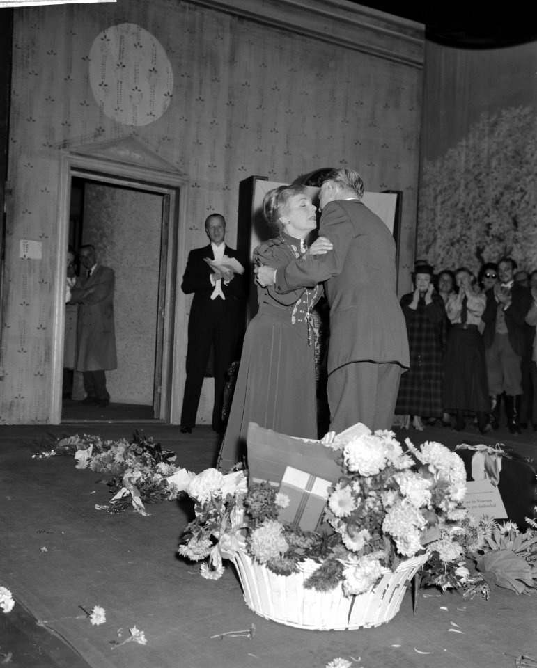 Huldiging Ida Wasserman en Bob van Leersum . Johan de Meester feliciteert Ida Wa, Bestanddeelnr 913-1969