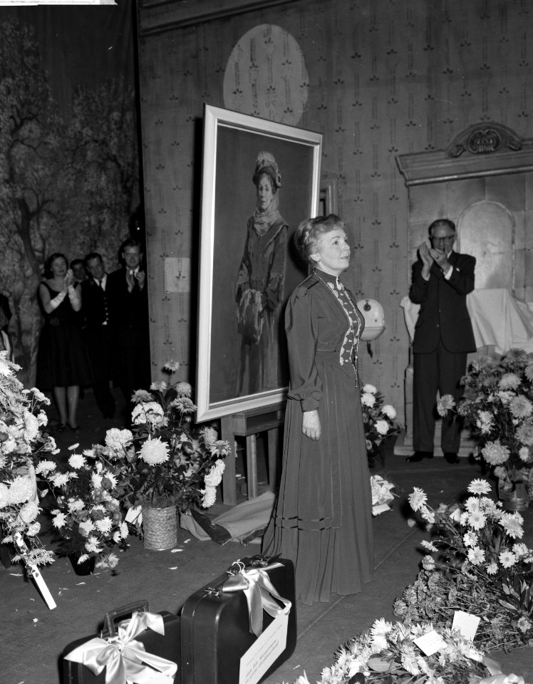 Huldiging Ida Wasserman en Bob van Leersum . Ida Wasserman bij schilderij, Bestanddeelnr 913-1970