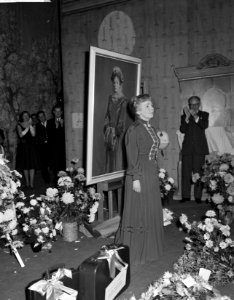 Huldiging Ida Wasserman en Bob van Leersum . Ida Wasserman bij schilderij, Bestanddeelnr 913-1970