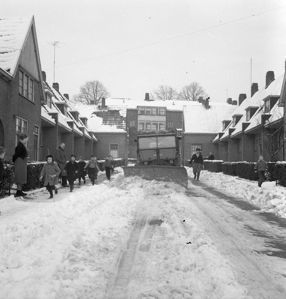Huizen, straatbeelden, sneeuw, mensen, sneeuwschuivers, Bestanddeelnr 251-9283