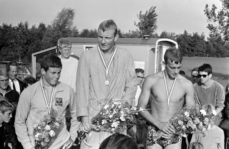 Huldiging 1500 m vrije slag heren, v.l.n.r. Roger van Hamburg, Dick Langerhorst,, Bestanddeelnr 921-5626