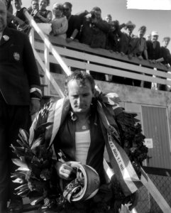 Huldiging. Mike Hailwood winnaar van de 500cc klasse met krans, Bestanddeelnr 917-9047
