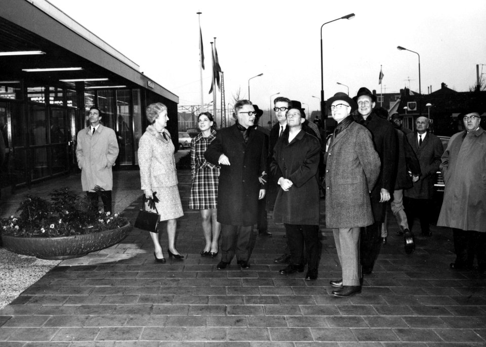 HUA-171884-Afbeelding van de aanwezigen bij de opening van het nieuwe NS station Castricum te Castricum met in het midden burgemeester WCAM van Boxtel en preside