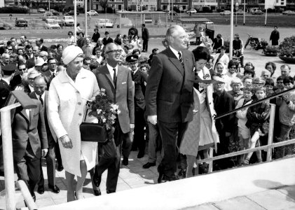 HUA-171874-Afbeelding van de opening van het nieuwe NS station Vlaardingen West te Vlaardingen door burgemeester mr J Heusdens