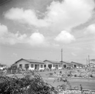 Huizen in een buitenwijk van Oranjestad op Aruba, Bestanddeelnr 252-7876