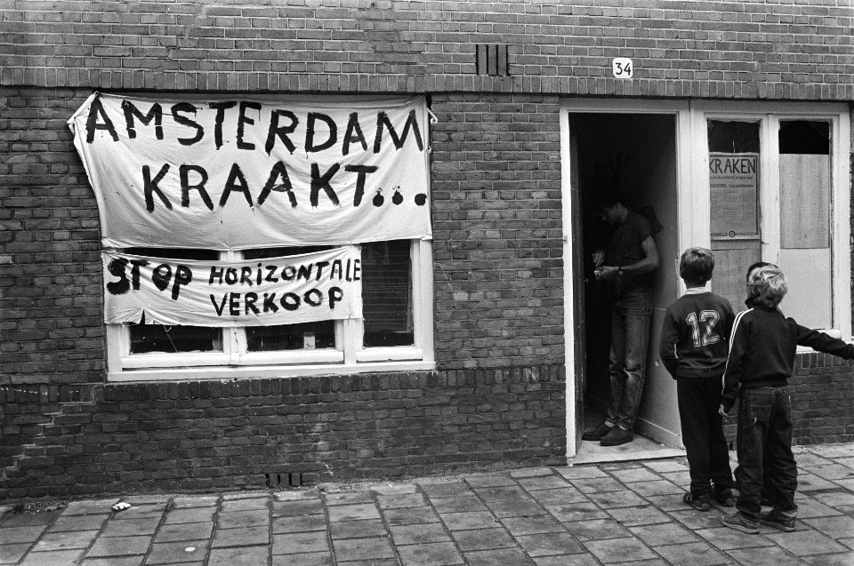 Huizen gekraakt uit protest tegen verkoop goedkope huurhuizen gekraakt huis in , Bestanddeelnr 931-0090