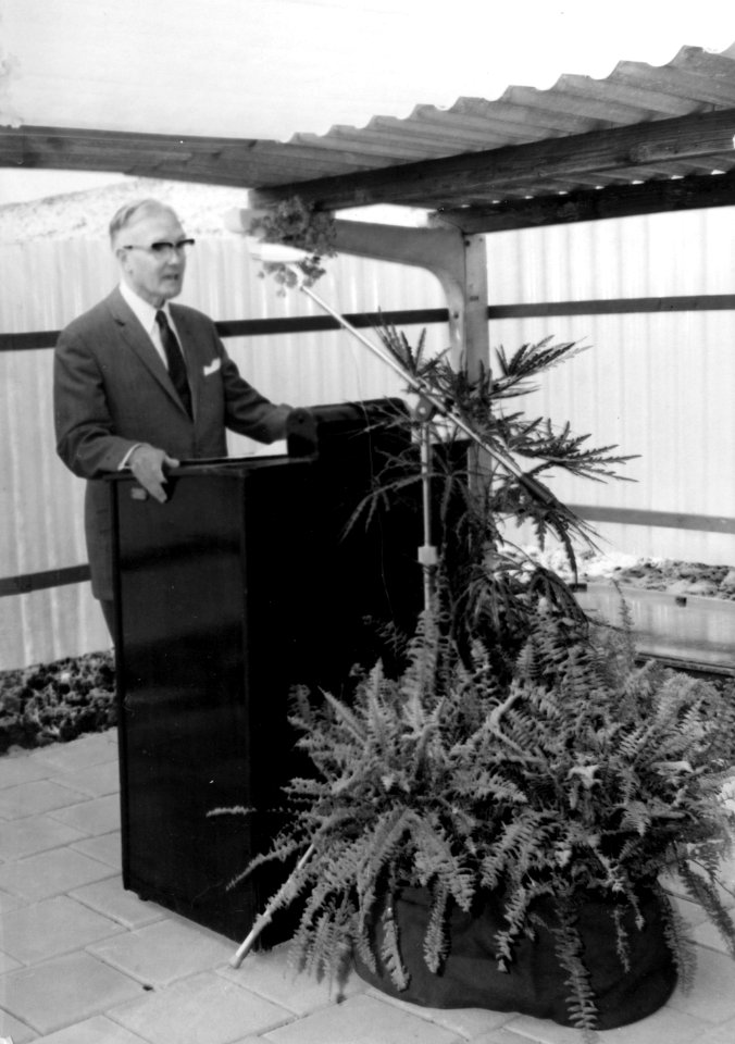 HUA-171915-G.E. Leertouwer, chef exploitatie van het district Noord-West van de N.S., tijdens zijn toespraak in de rijwielstalling bij de opening van het nieuwe N.S.-station Amsterdam Bijlmer