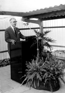 HUA-171915-G.E. Leertouwer, chef exploitatie van het district Noord-West van de N.S., tijdens zijn toespraak in de rijwielstalling bij de opening van het nieuwe N.S.-station Amsterdam Bijlmer