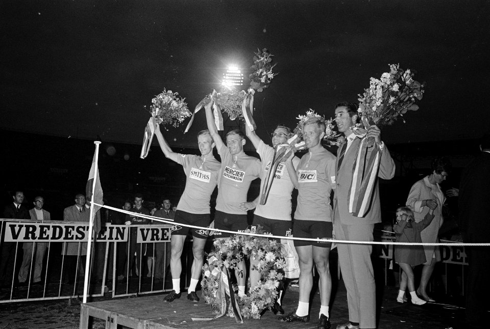 Huldiging Jan Janssen in OS Amsterdam. Ereronde in de auto, Bestanddeelnr 921-5370