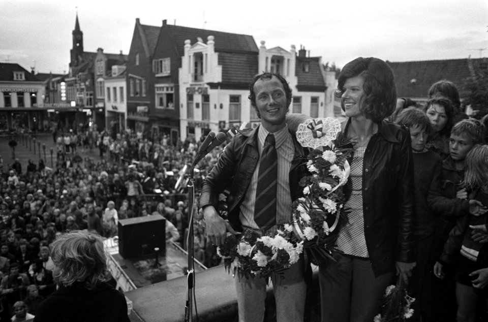 Huldiging Jan de Vries (wereldkampioen 50cc motor) in Purmerend, Jan de Vries en, Bestanddeelnr 926-5687
