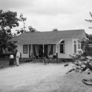 Huizen, mannen, fietsen, Bestanddeelnr 250-8497