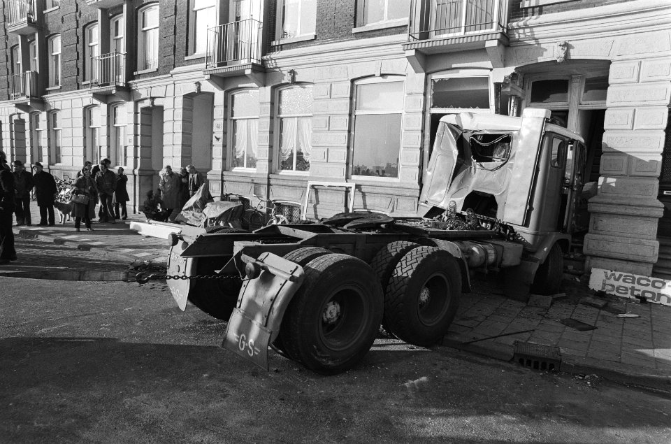 Huizen, vrachtauto's, verkeersongevallen, steden, Bestanddeelnr 930-1512