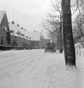 Huizen, straatbeelden, sneeuw, sneeuwschuivers, Bestanddeelnr 251-9285