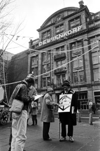 Hulp van sandwichman Charlie, Bestanddeelnr 932-4605