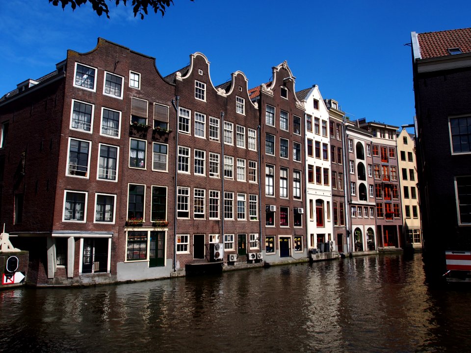 Huizen aan de Zeedijk en samenkomst van Oudezijds Voorburgwal en Oudezijds Achterburgwal