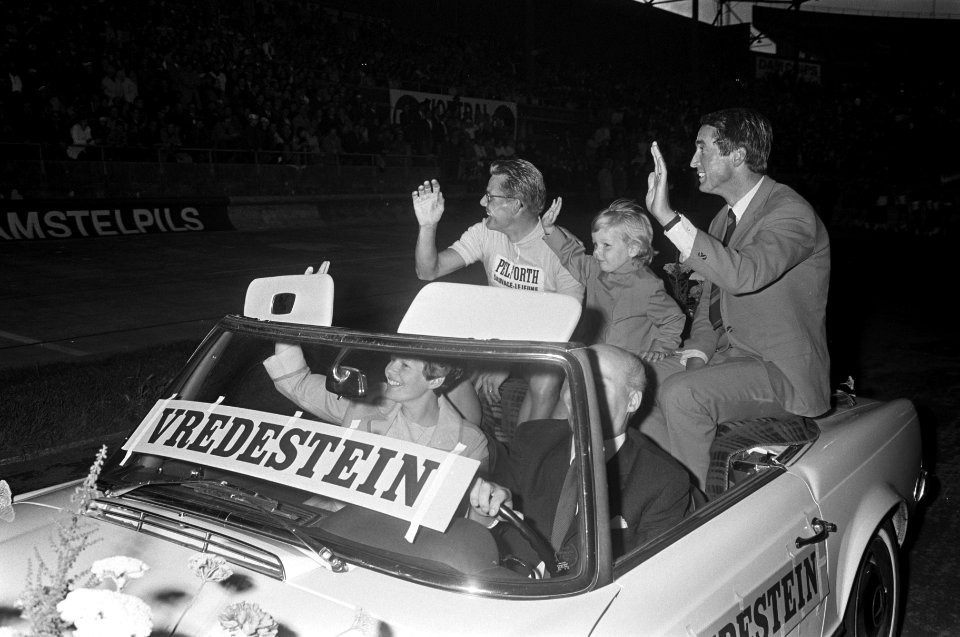 Huldiging Jan Janssen in OS Amsterdam. Ereronde in de auto, Bestanddeelnr 921-5369