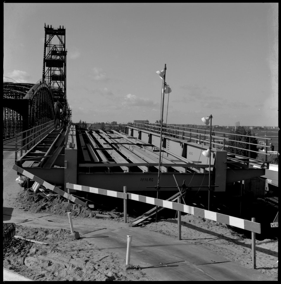 Hulpbrug voor verhoging Spijkenisserbrug 1967 NL-RtSA 4121 10316