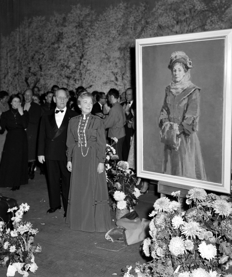 Huldiging Ida Wasserman en Bob van Leersum . Ida Wasserman bij schilderij, Bestanddeelnr 913-1971