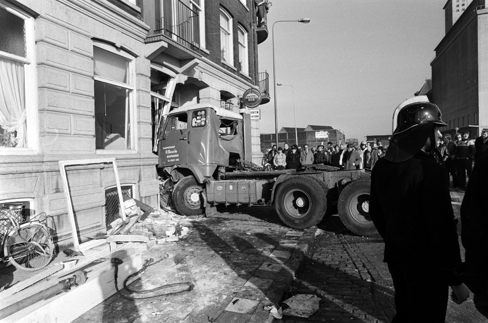 Huizen, vrachtauto's, verkeersongevallen, steden, Bestanddeelnr 930-1511