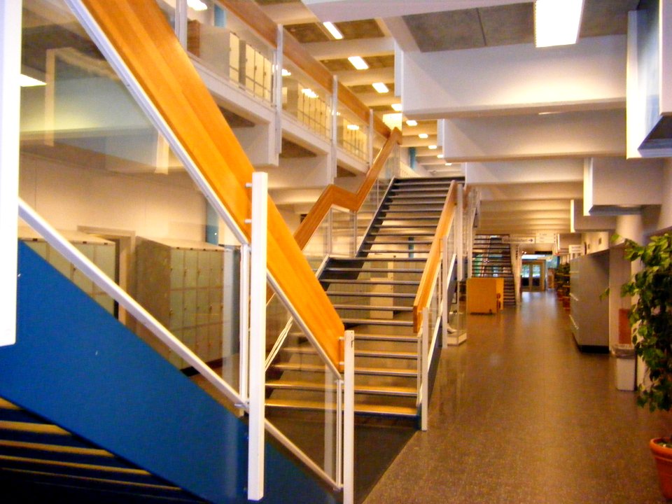 Huddingegymnasiet korridor botten