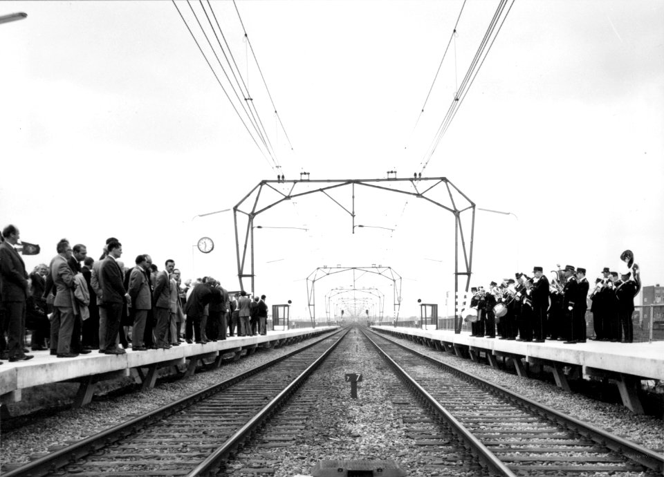 HUA-171880-Gezicht op de perrons en de spoorbaan bij het nieuwe N.S.-station Vlaardingen West te Vlaardingen, tijdens de officiële opening van het station
