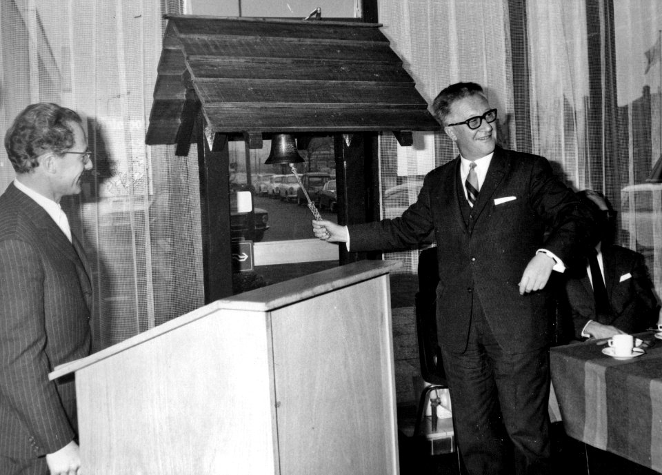 HUA-171895-Afbeelding burgemeester WCAM van Boxtel van Castricum tijdens de opening van het nieuwe NS station Castricum door middel van het luiden van een klok L