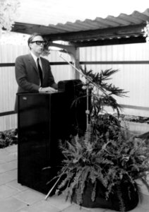 HUA-171914-Afbeelding van wethouder mr. E.A.G. Brautigam van Amsterdam tijdens zijn toespraak in de rijwielstalling bij de opening van het nieuwe N.S.-station Amsterdam Bijlmer te Amsterdam