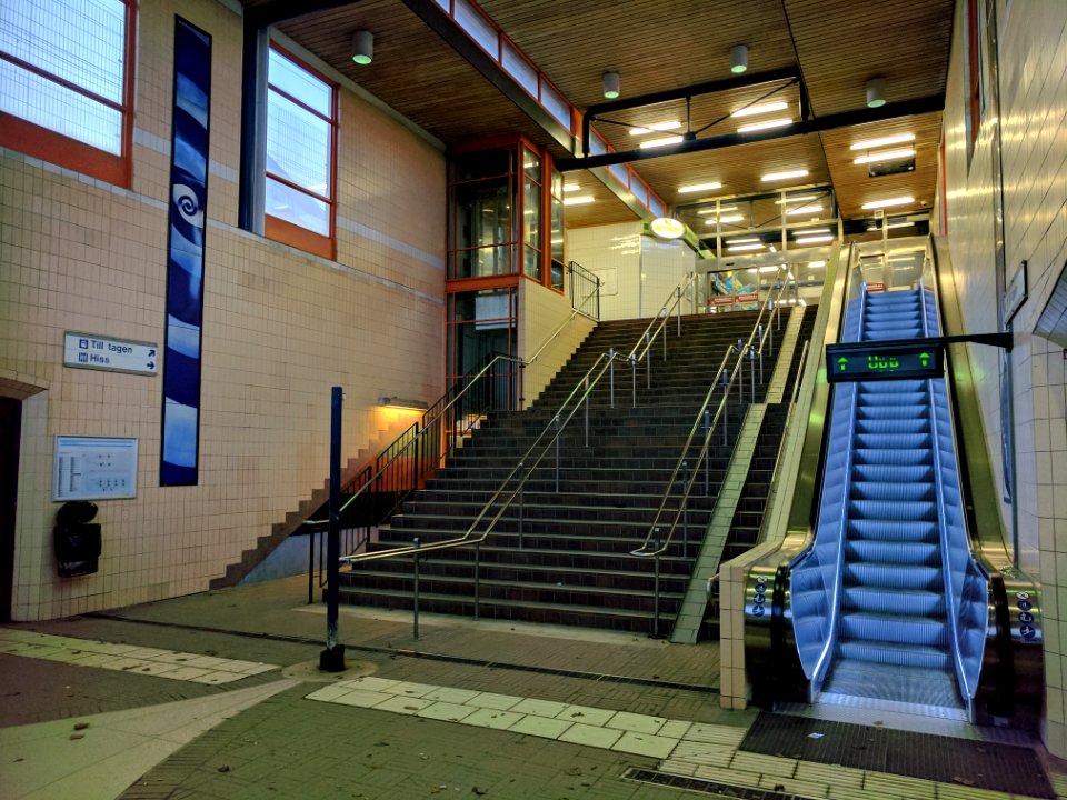 Huddinge station Escalators