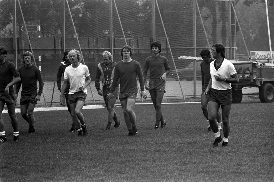Hulptrainer Jan van Daal met enkele spelers, Bestanddeelnr 928-1013