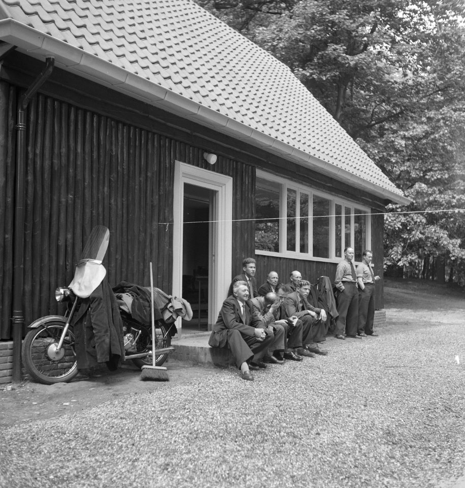 Huizen, arbeiders, groepsfoto's, bezems, brommers, Bestanddeelnr 251-8794