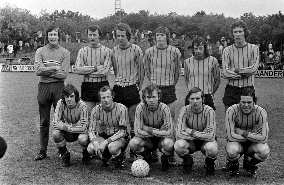 Huizen tegen Elinkwijk 1-1 (Huizen amateur kampioen) elf Huizen (amateurkampioe, Bestanddeelnr 927-2422
