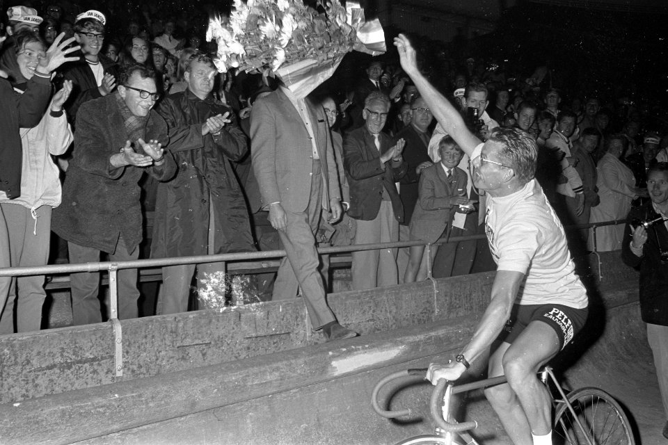 Huldiging Jan Janssen in OS Amsterdam. Jan Janssen gefeliciteerd door zijn zuste, Bestanddeelnr 921-5367