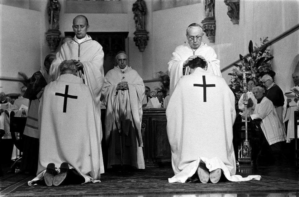 Hulpbisschoppen Johannes Bernardus Niënhaus en Johannes Antonius de Kok tijdens , Bestanddeelnr 932-0246