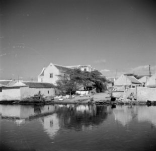 Huizen aan de rivier in Otrabanda in Willemstad op Curaçao, Bestanddeelnr 252-7173