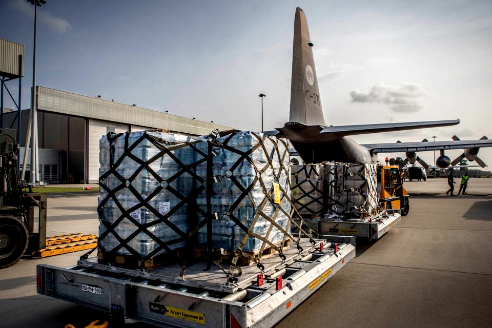 Hulpgoederen, klaar voor het inladen in een C-130 Hercules-transportvliegtuig