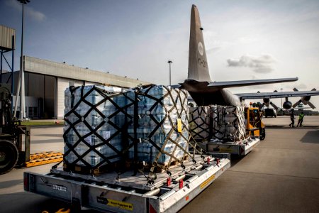 Hulpgoederen, klaar voor het inladen in een C-130 Hercules-transportvliegtuig