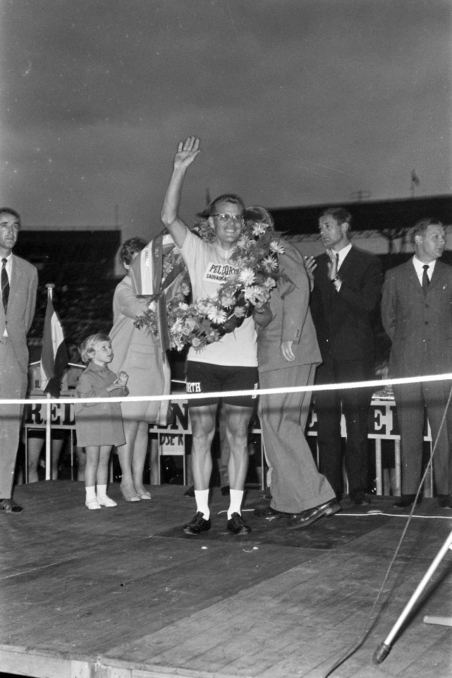Huldiging Jan Janssen in OS Amsterdam. Janssen met krans, Bestanddeelnr 921-5364