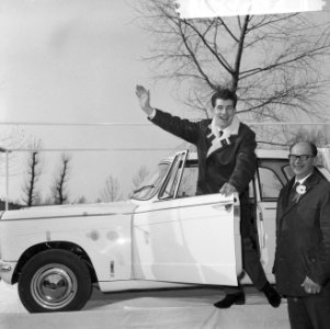 Huldiging Kees Verkerk in Puttershoek, Kees Verkerk bij gekregen auto, Bestanddeelnr 918-9345