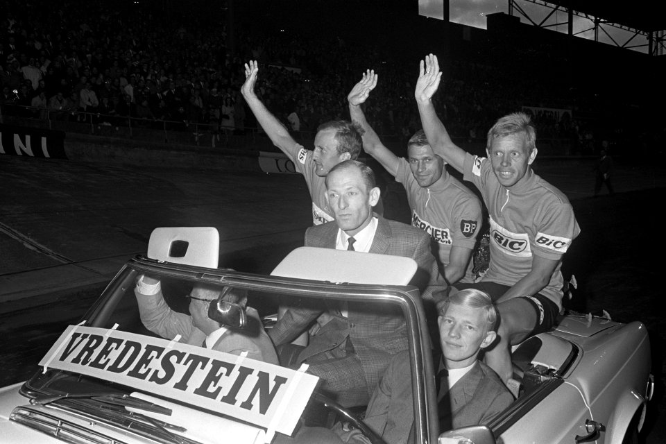 Huldiging Jan Janssen in OS Amsterdam. Ereronde in de auto, Bestanddeelnr 921-5368