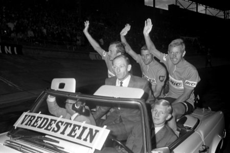 Huldiging Jan Janssen in OS Amsterdam. Ereronde in de auto, Bestanddeelnr 921-5368