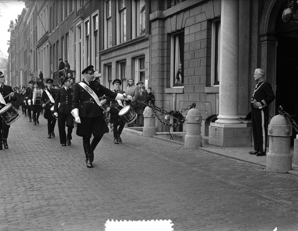 Hulppolitie Amsterdam 10-jarig bestaan defile voor burgemeester, Bestanddeelnr 907-5644