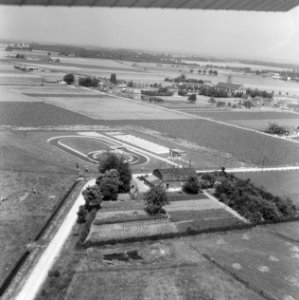 Huizen, gebouwen, bomen, banen, overzichten, Bestanddeelnr 250-8679