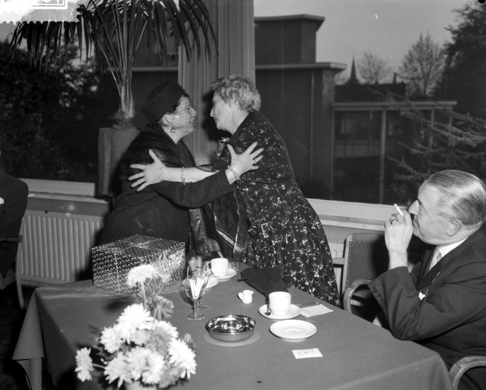 Huldiging van Mien van Kerckhoven Kling in Hilversum, Bestanddeelnr 910-7707