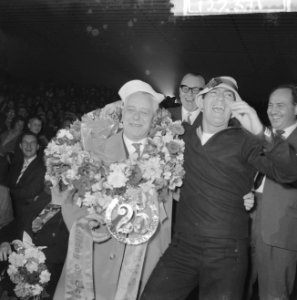 Huldiging van P.J. Mijksenaar in de ijsshow Holiday on Ice door de ijsclown G…, Bestanddeelnr 912-2371