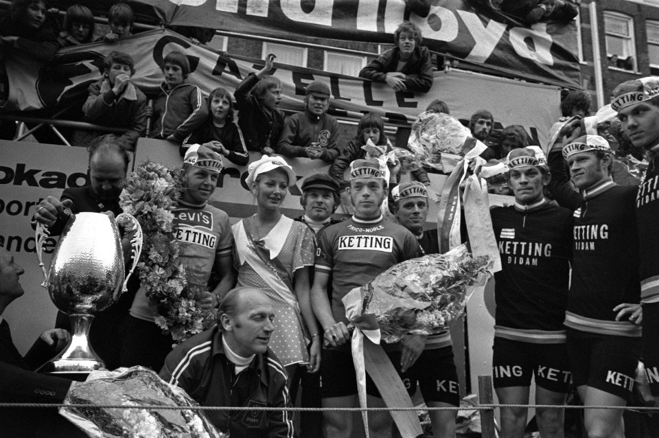 Huldiging van tourwinnaar Frits Schür in gezelschap van rondemiss Anke Koot (mis, Bestanddeelnr 925-6051