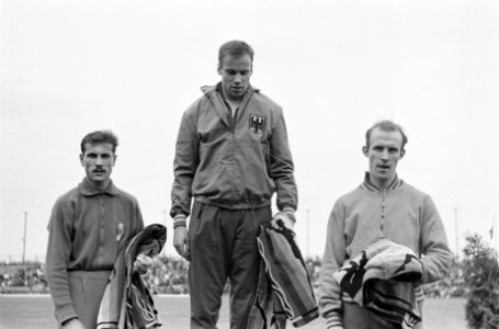 Huldigingsceremonie 800 meter. Vlnr. J. Lurot (Frankrijk), M. Kinder (Duitsland), Bestanddeelnr 915-3551